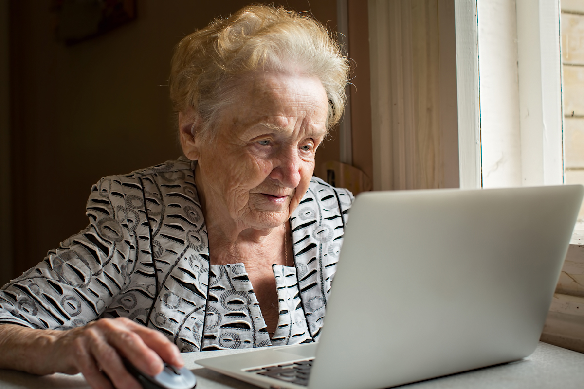 Navegar na internet adia os efeitos negativos do Alzheimer (Foto: Dmitry Berkut)