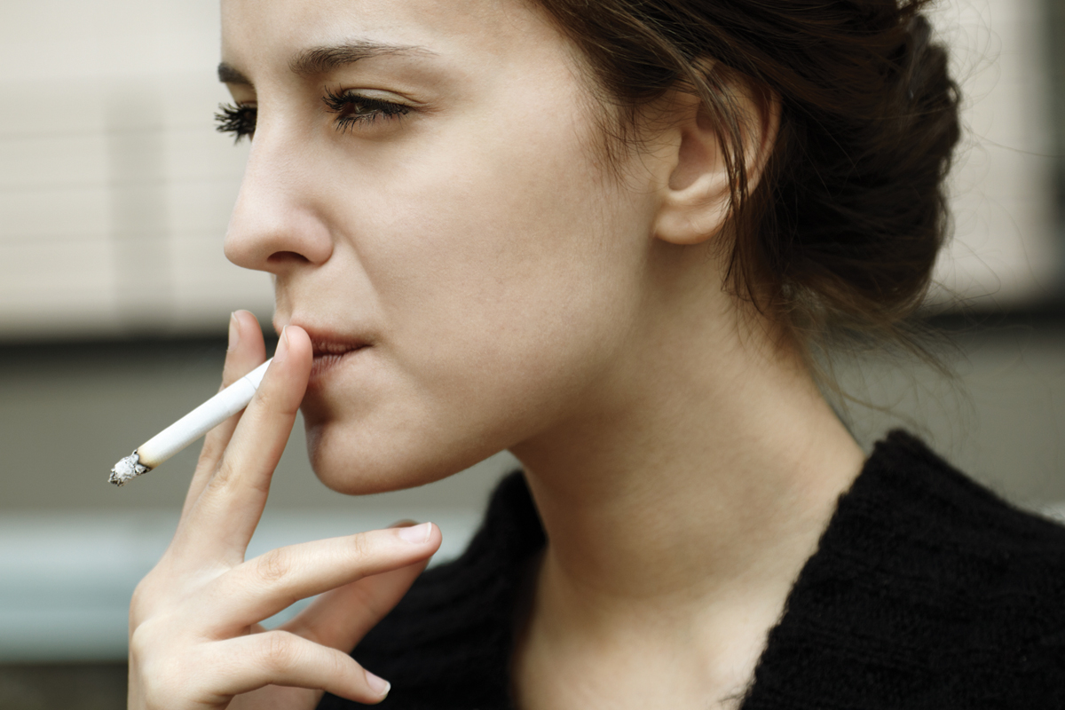 No Brasil, a população jovem é a que mais consome cigarros: são 2,8 milhões de fumantes entre 14 e 24 anos