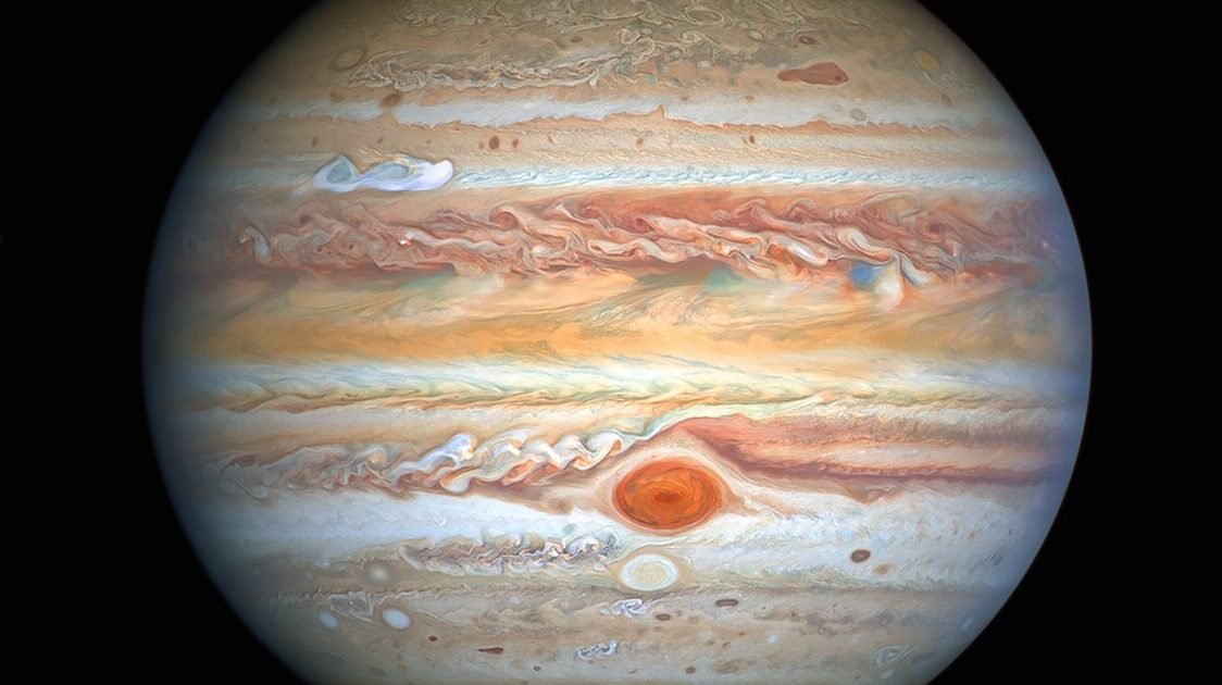 Júpiter com Europa à esquerda: novidades na atmosfera do planeta na mais recente foto do Hubble. Crédito: Nasa, ESA, A. Simon (Goddard Space Flight Center), M. H. Wong