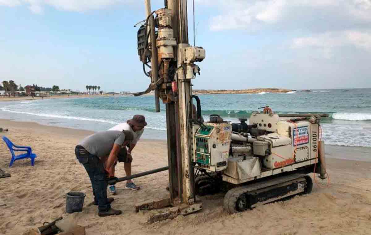 Sonda de perfuração extrai um núcleo de sedimento com evidência de um tsunami em Tel Dor, Israel. Crédito: T.E. Levy