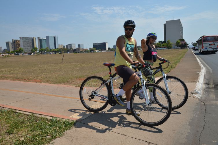 Ciclistas em Brasília: na pandemia, a venda de bicicletas no país aumentou substancialmente
