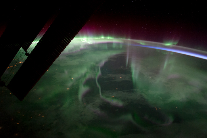 Confira o fascinante show da aurora boreal vista do espaço - Planeta