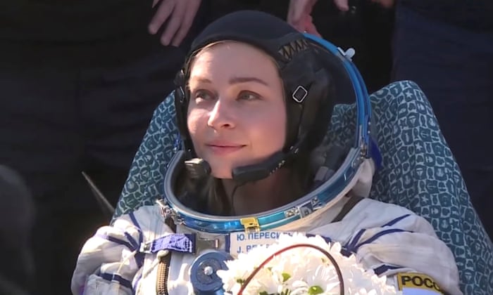Após 12 dias filmando no espaço, atriz e equipe voltam à Terra