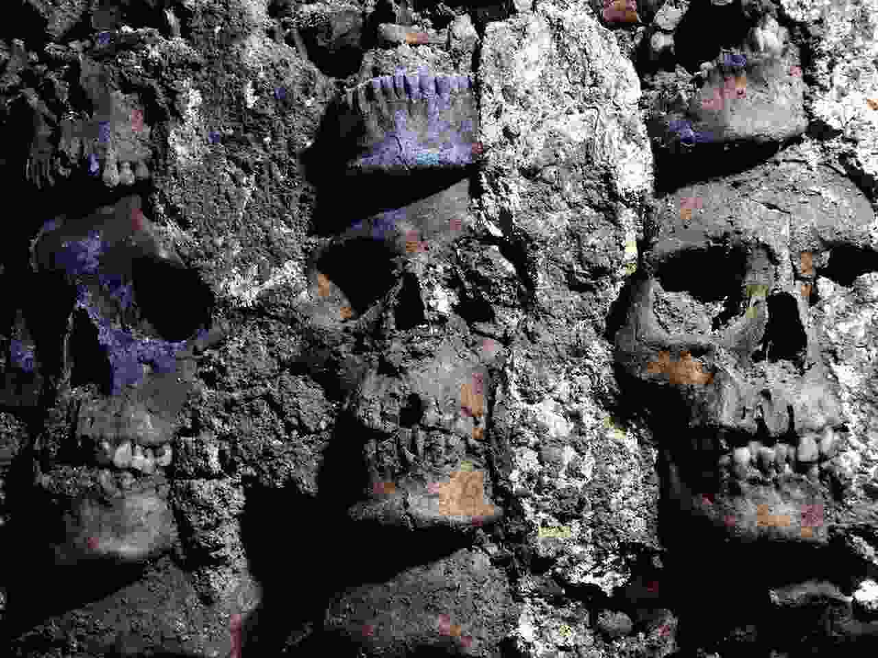 Arqueólogos descobrem torre asteca feita com crânios humanos