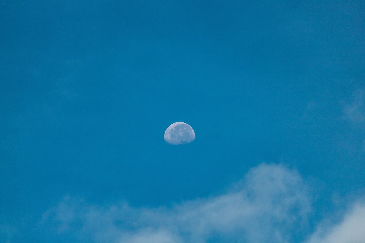 Por que às vezes a Lua é visível durante o dia?