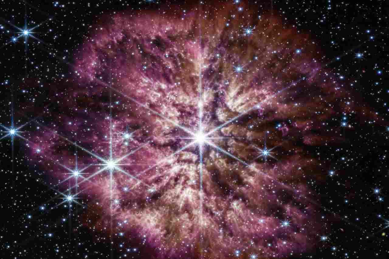Telescópio espacial Webb registra imagem raríssima de uma estrela moribunda