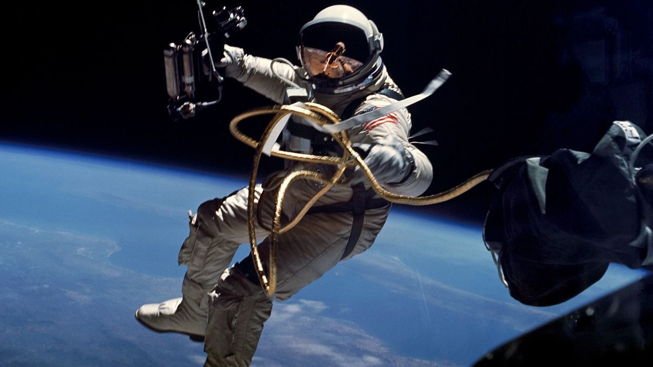Astronauta no lado exterior da Estação Espacial Internacional (ISS)