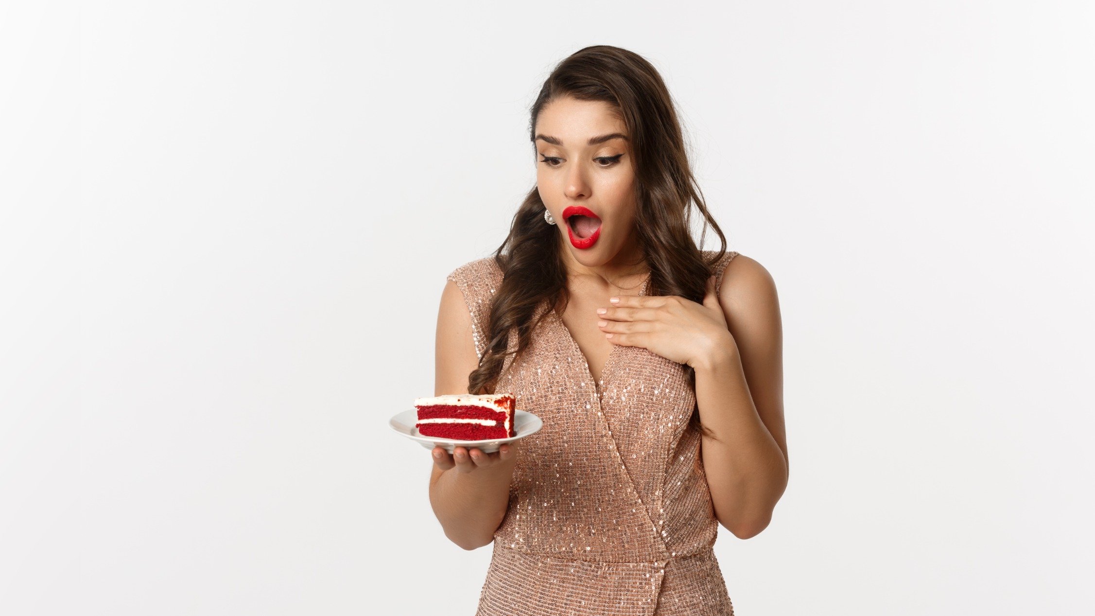 degustação sabor mulher segura fatia de bolo