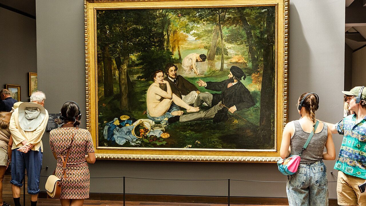 Visitantes observam a tela 'O Almoço na Relva', de Edouard Manet, no Museu D'Orsay, em Paris