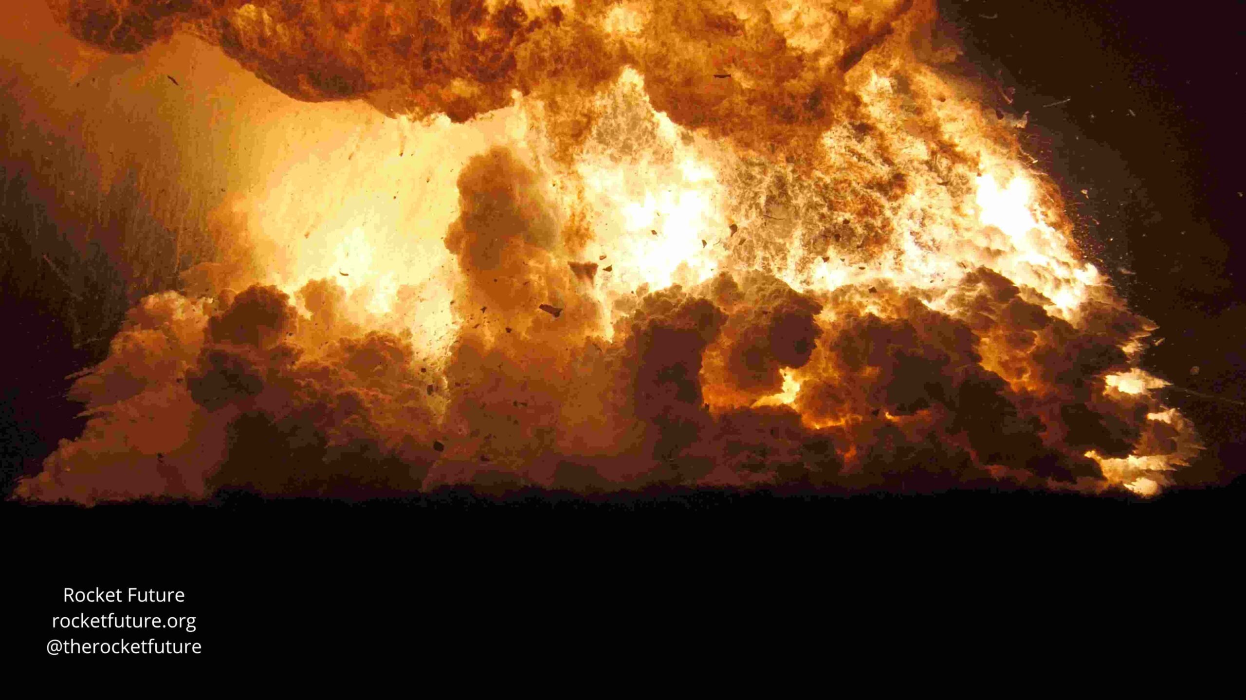 Chamas se elevam enquanto um foguete da SpaceX explode em Brownsville, Texas, EUA, em 18 de junho de 2025, nesta captura de tela obtida de um vídeo de mídia social