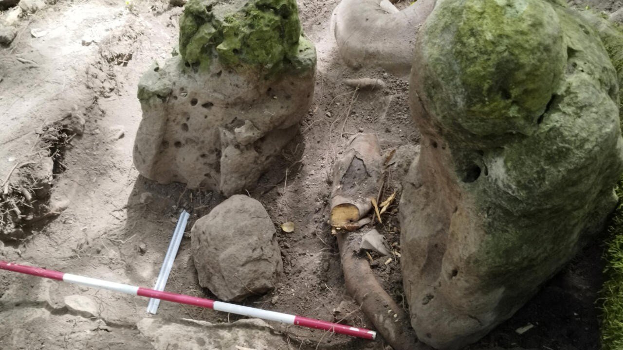 Figuras que poderiam ser um "casal ancestral", descobertas em ruínas maia - Foto: AFP / Ministério da Cultura do Guatemala