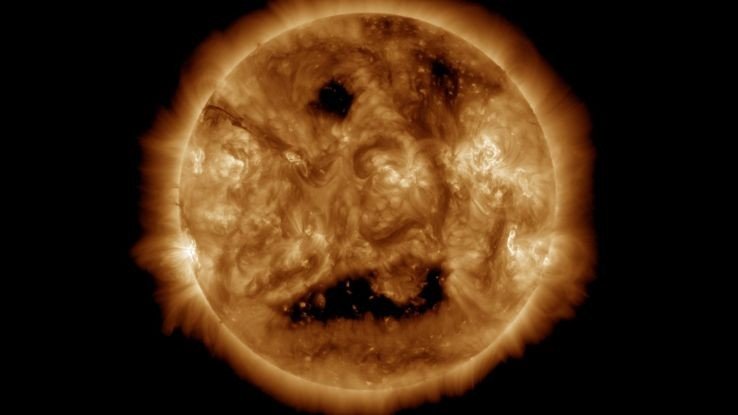 Imagem de Sol com "boca" e "olhos" - Foto: NASA