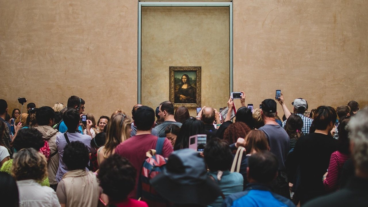 Turistas aglomerados diante da 'Monalisa', de Leonardo da Vinci, no Museu do Louvre, em Paris