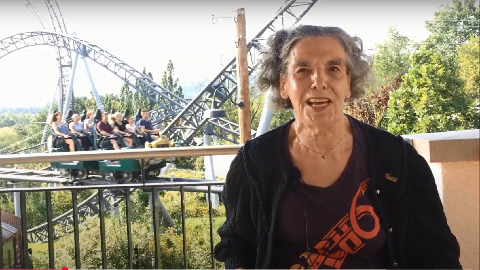 Ursel Dees se tornou uma figura carimbada no parque de diversões Tripsdrill, na Alemanha