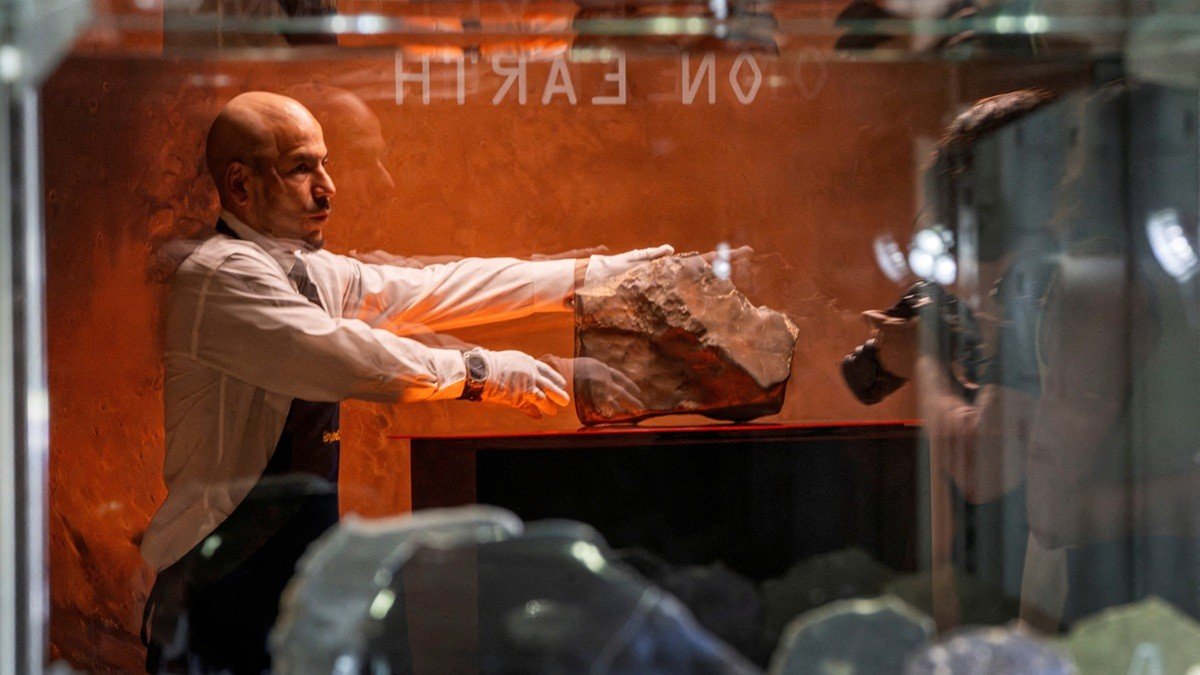Meteorito NWA 16788 na Sotheby em Nova York (Crédito: REUTERS/Eduardo Munoz)
