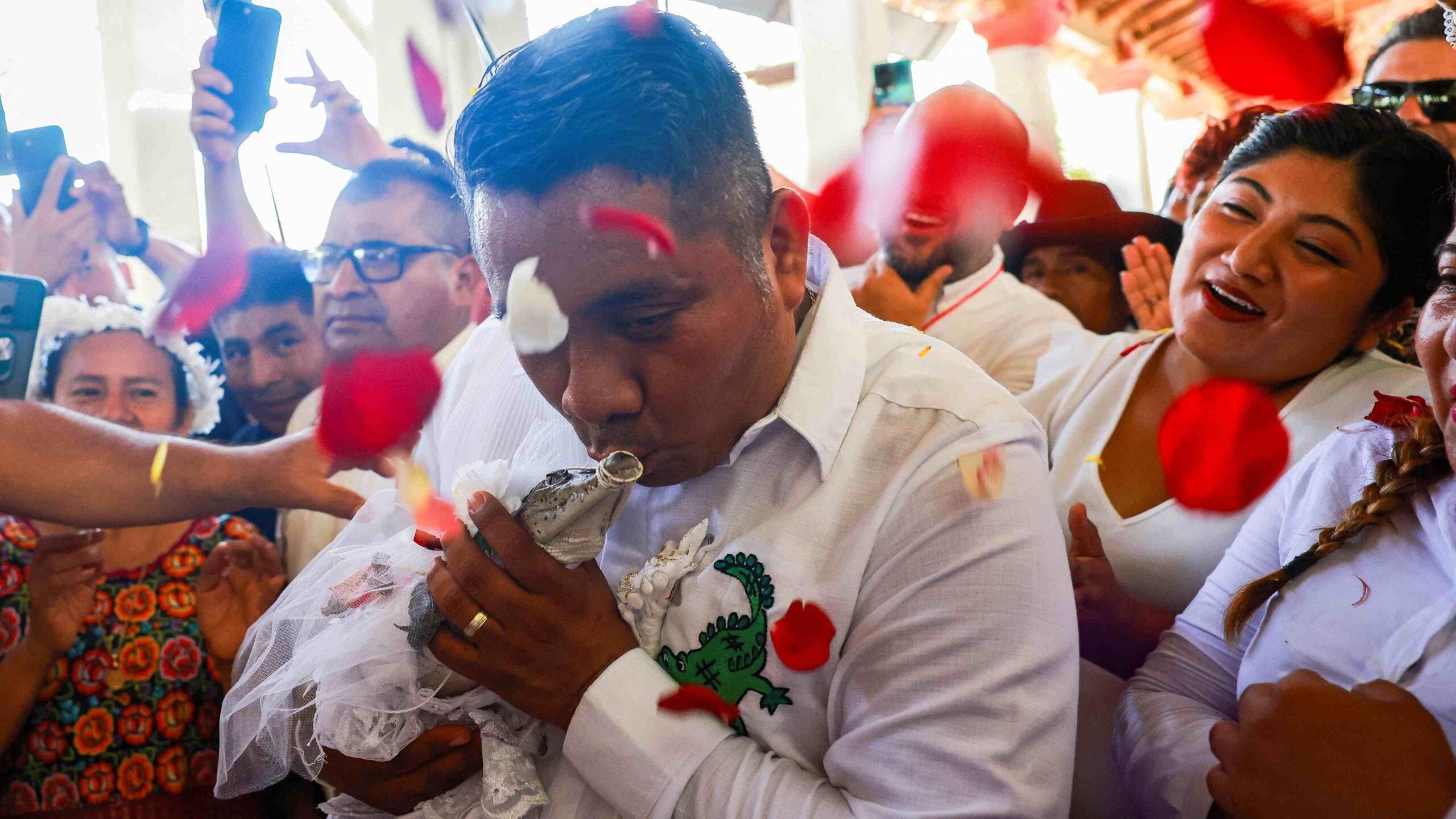 O prefeito de San Pedro Huamelula, Daniel Gutierrez Pena, beija uma jacaré fêmea chamada 'menina princesa' Miguelana Estela del Mar Zavaleta Ramirez