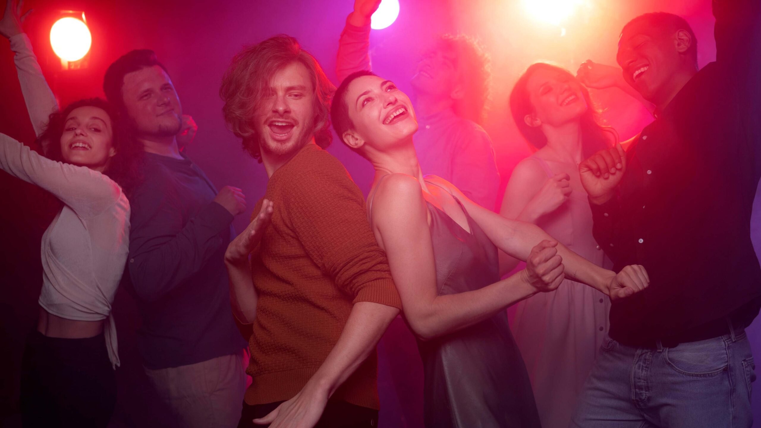 Pessoas dançando em club