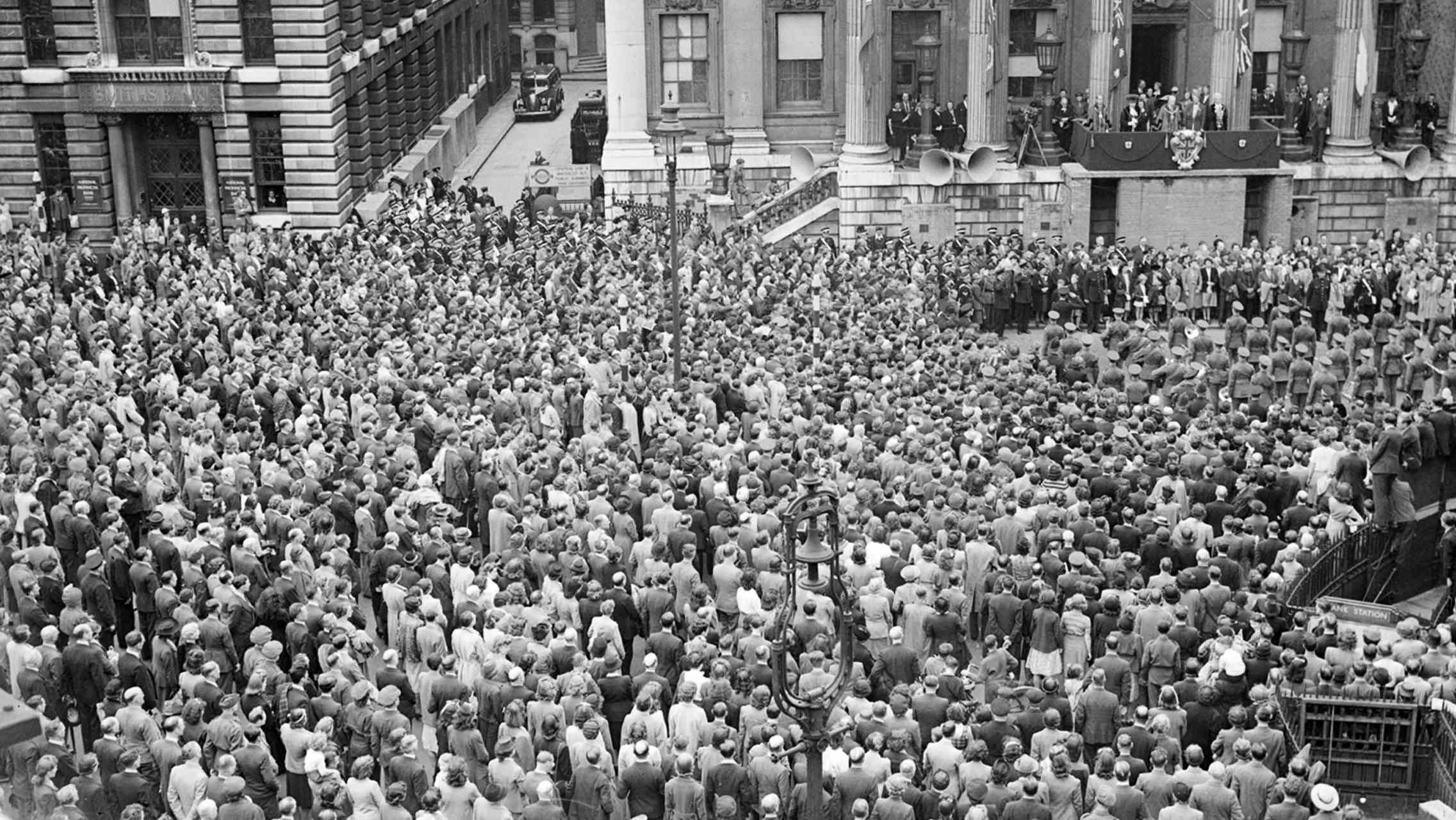 Foto de arquivo datada de 8/5/45 registra celebração do Dia da Vitória na Europa em frente à Mansion House, em Londres