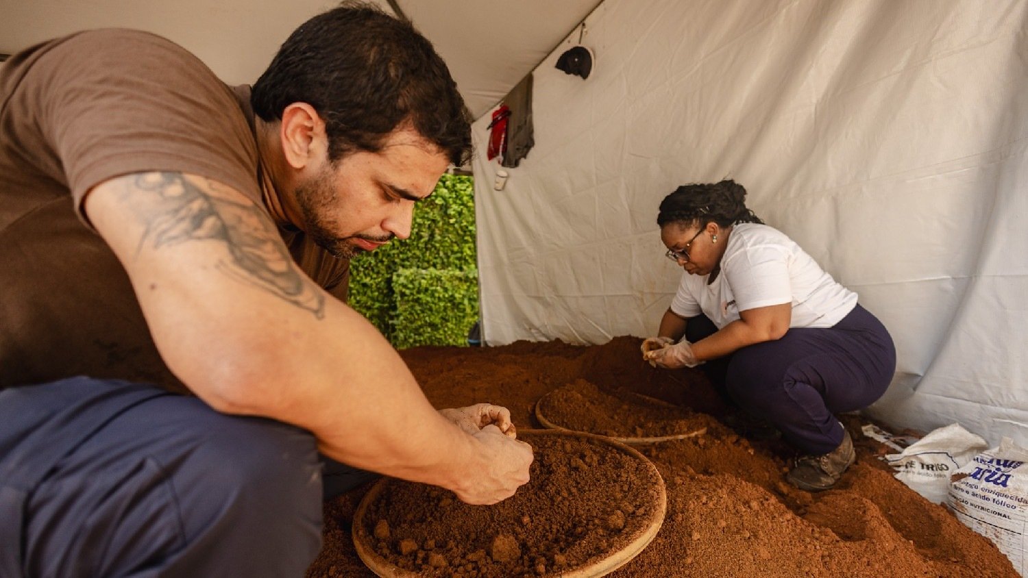 Os arqueólogos Railson Cotias da Silva e Jeanne Almeida Dias durante escavações para investigar o cemitério do Campo da Pólvora, localizado no Centro de Salvador