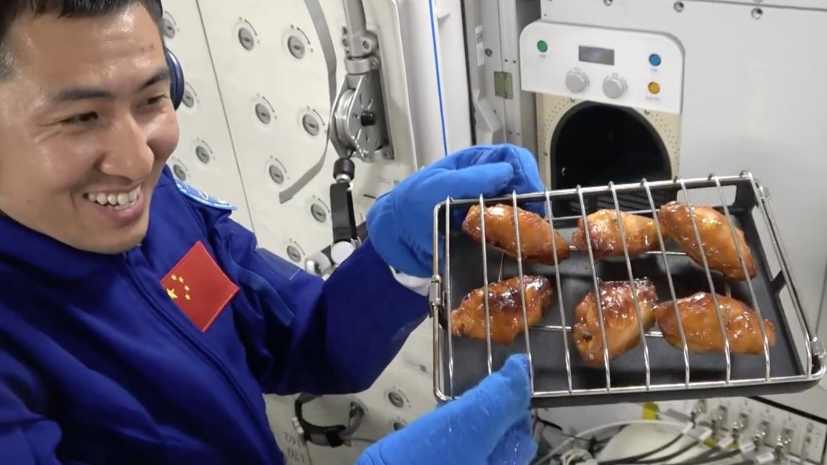 Tripulante da missão espacial Shenzhou desfruta do primeiro churrasco espacial, realizado a bordo da Estação Espacial Tiangong, da China