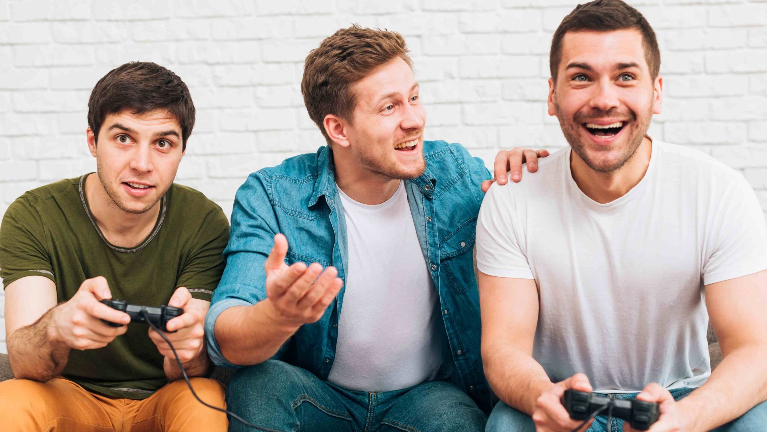 Amigos jogam videogame