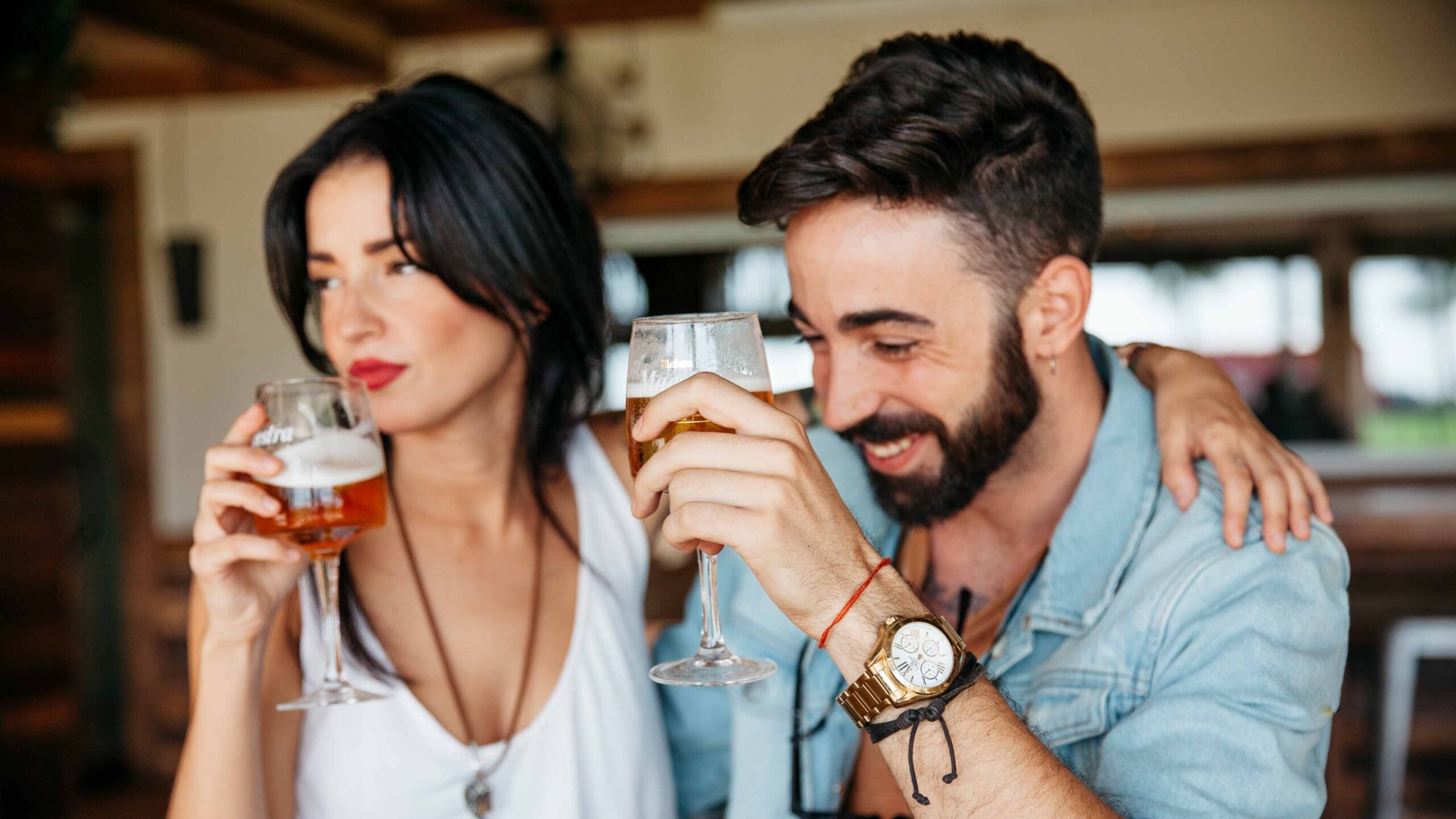 Casal toma cerveja