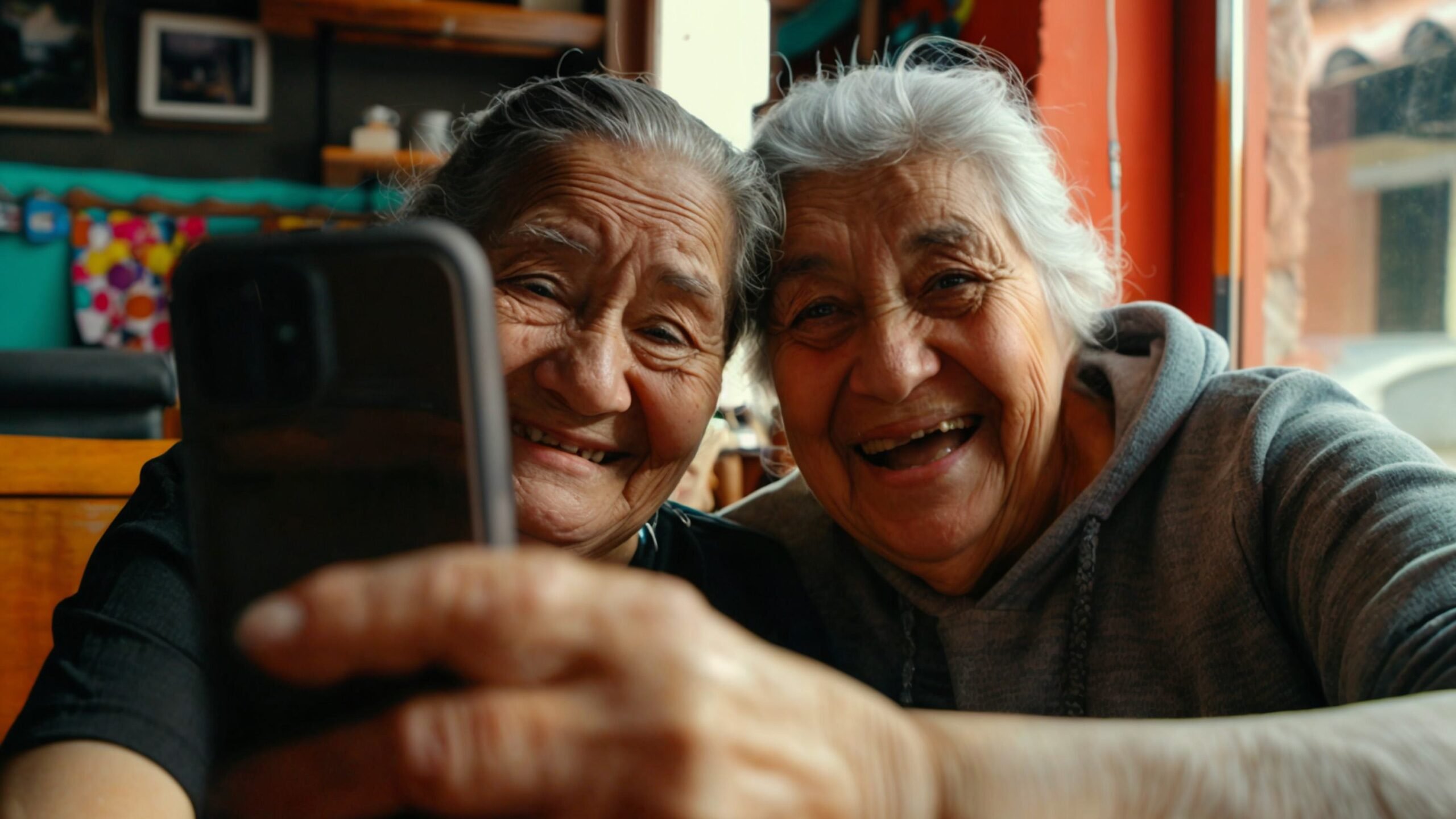 Mulheres idosas fazem selfie