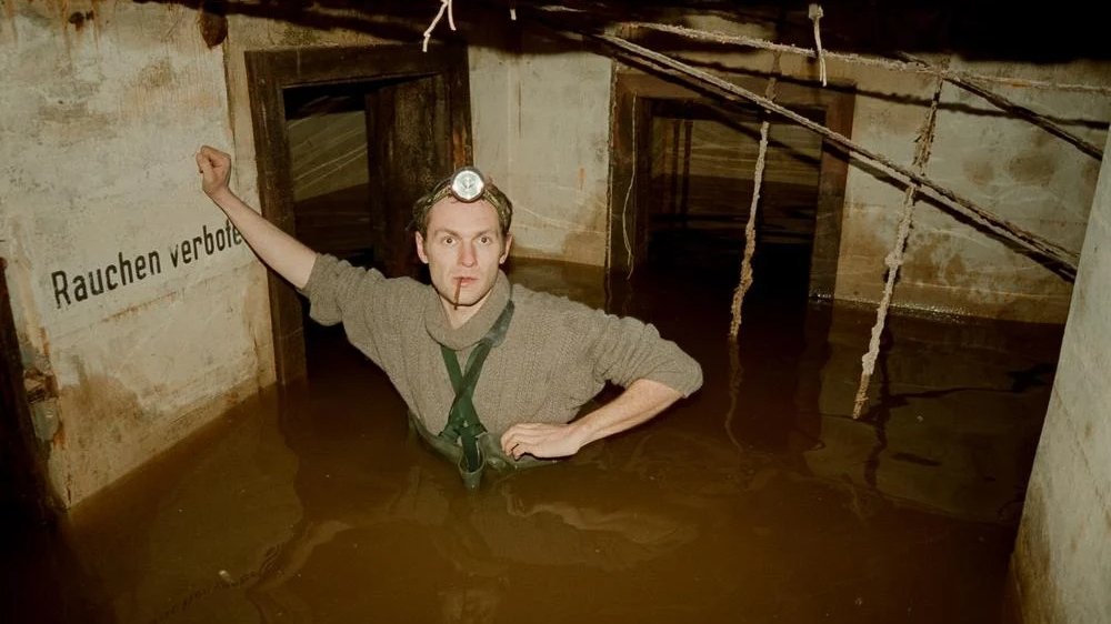 O historiador Dietmar Arnold em 1995 no bunker do Hotel Adlon, antes de o abrigo se encher completamente de água