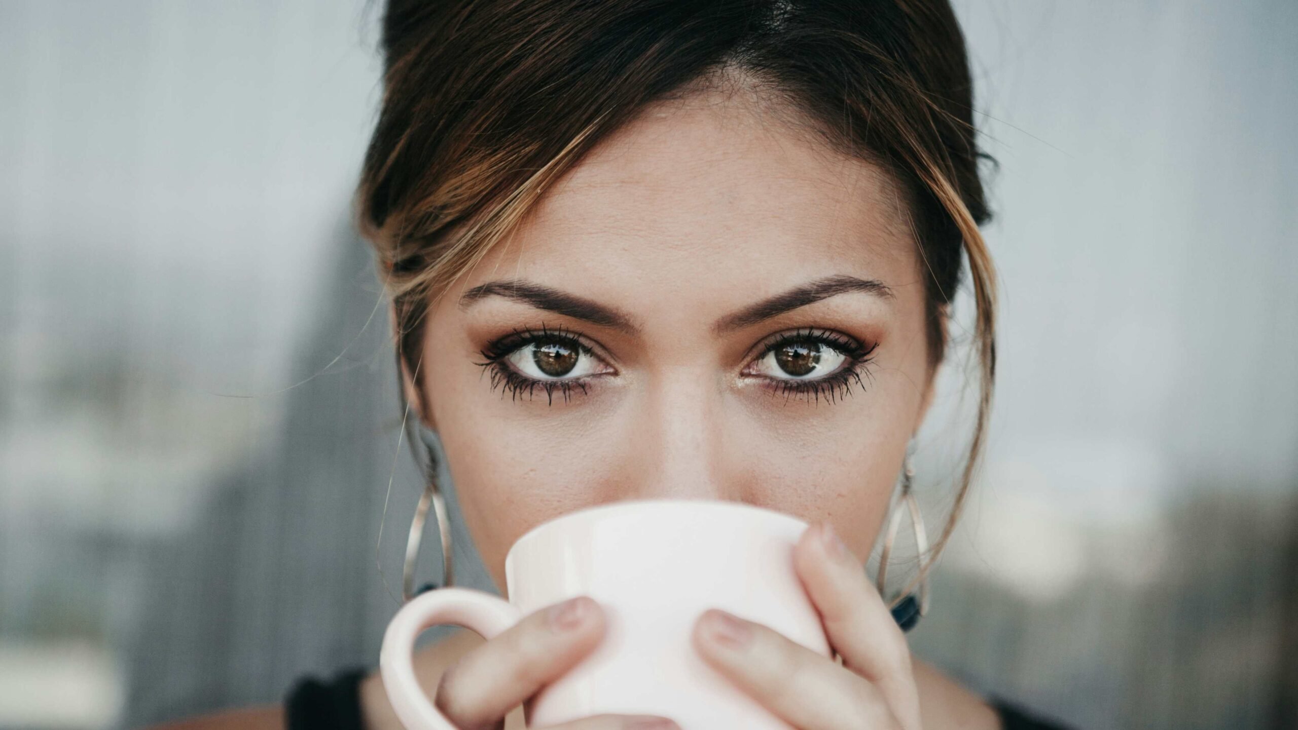 Mulher toma uma xícara de café - Planeta