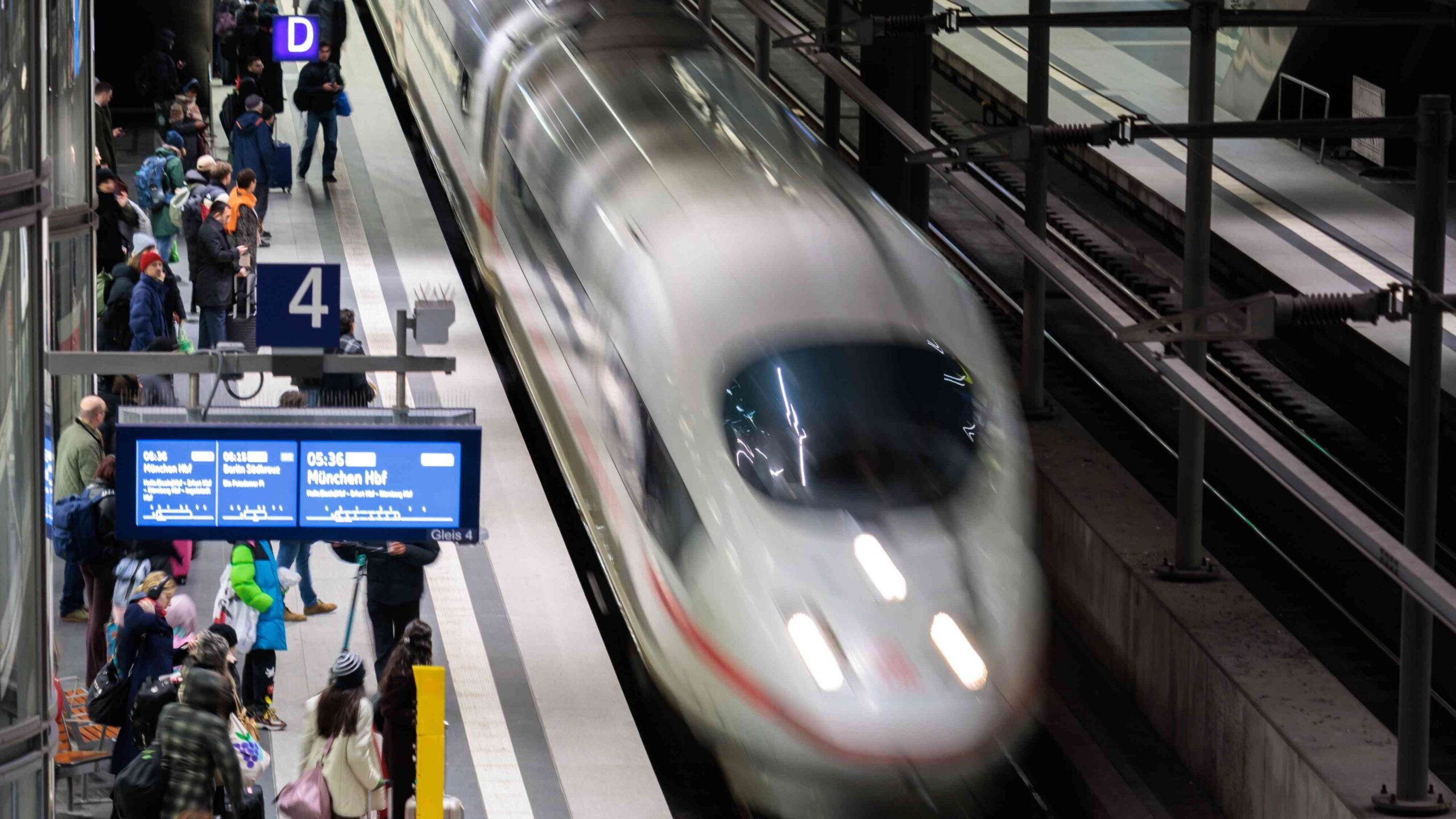Passageiros aguardam por um trem ICE com destino a Munique na estação central de Berlim