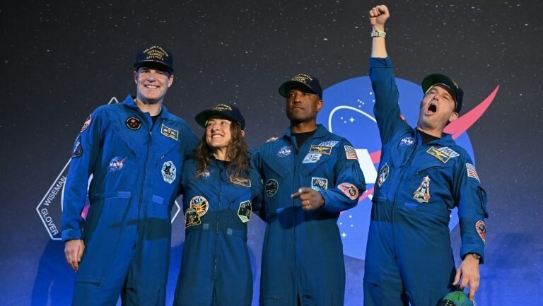 Os astronautas da missão Artemis II Jeremy Hansen, Christina Koch, Victor Glover e Reid Wiseman falaram em uma cerimônia em Houston, Texas, em 11 de abril de 2026, um dia após seu retorno à Terra - AFP