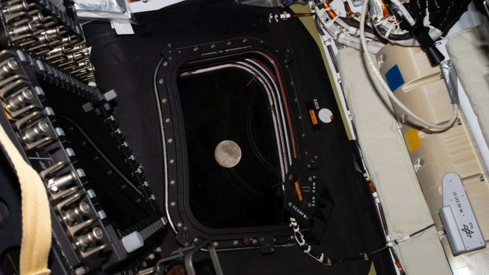 Lua vista de dentro da cápsula Orion, da Artemis II