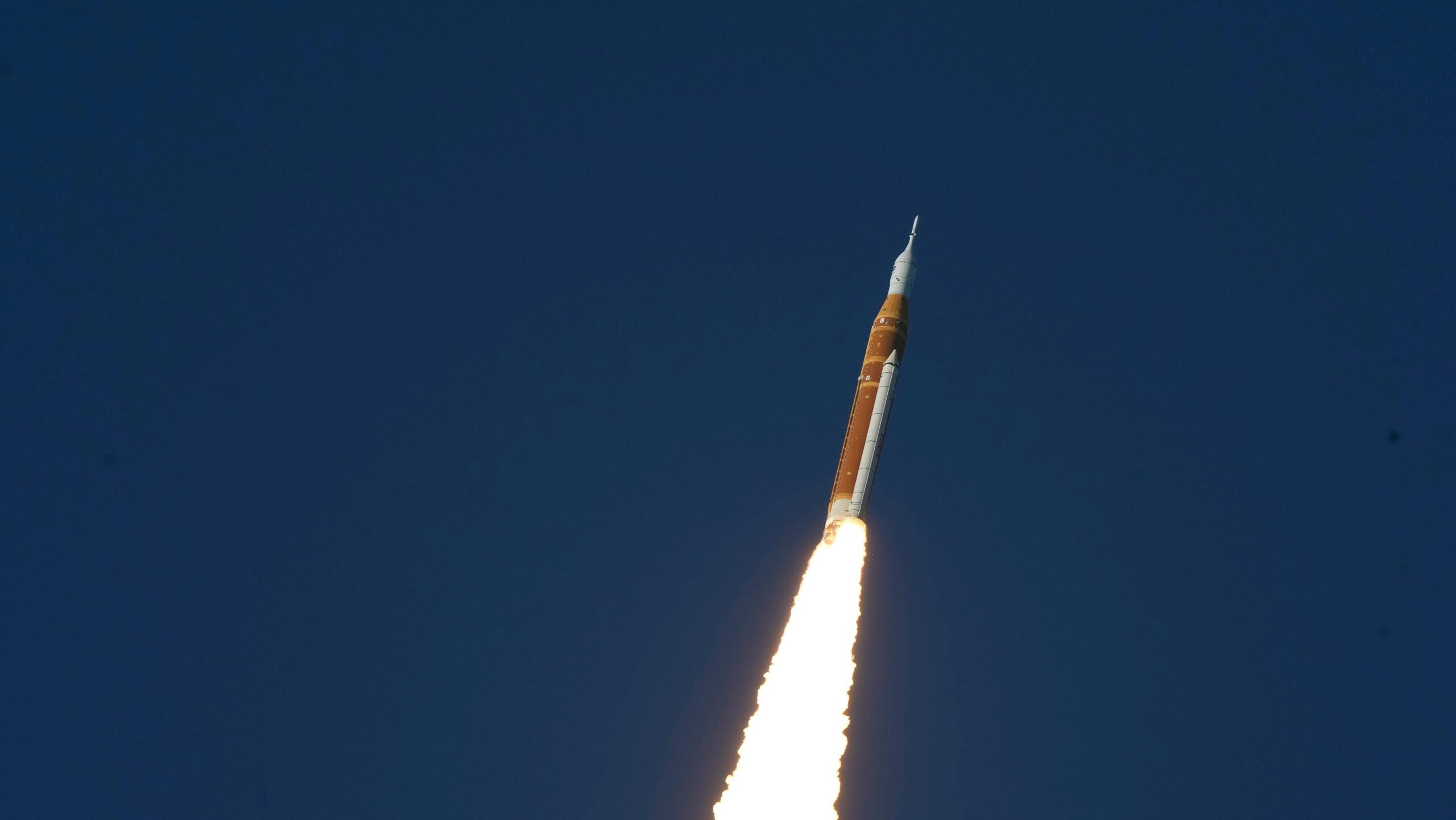 O foguete lunar da missão Artemis II, da Nasa, decola da plataforma de lançamento 39-B do Centro Espacial Kennedy em Cabo Canaveral, Flórida