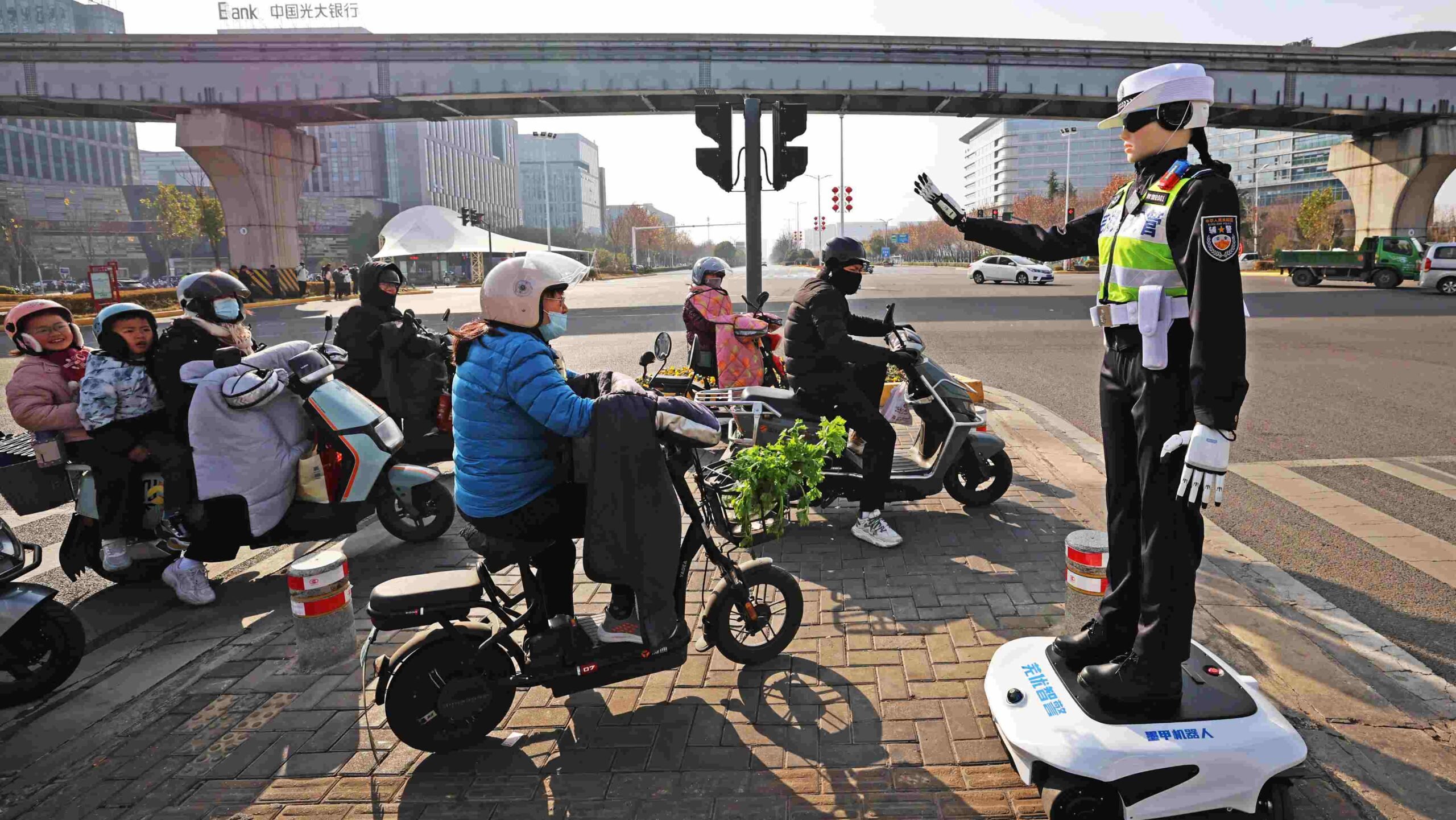 Robôs: Robô humanoide orienta o trânsito na cidade de Wuhu, na China