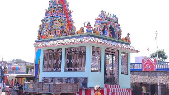 Templo dedicado à deusa Muthalamman e, ao fundo, parede com símbolo do comunismo em Vannivelampatti, na Índia