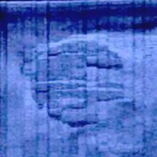 Varredura de sonar de varredura lateral em tom amarelado e preto, mostrando uma estrutura circular com contornos geométricos no fundo do oceano. Anomalia. Artefato. Enigma. Alienigena.