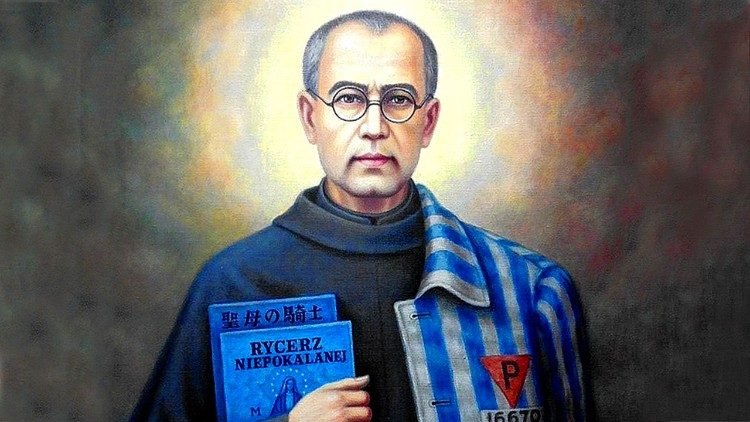 Pintura devocional de São Maximiliano Kolbe usando óculos redondos e hábito franciscano preto de um lado, coberto parcialmente pela jaqueta listrada de prisioneiro de Auschwitz com o número 16670 do outro. Ele segura publicações de sua missão editorial ("Rycerz Niepokalanej") e possui uma auréola luminosa ao redor da cabeça.