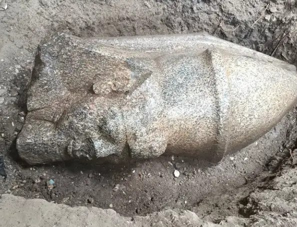 Pedra achada por agricultor revela estátuas de Ramsés II no Egito
